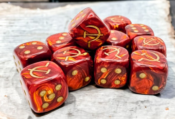 Sada 12 kostek Chessex - Soviet Union War Dice Scarab Scarlet/gold 16mm d6- 29063